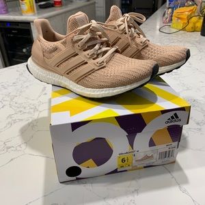 ADIDAS WOMEN ULTRABOOST SIZE 6.5 IN ASH PEARL